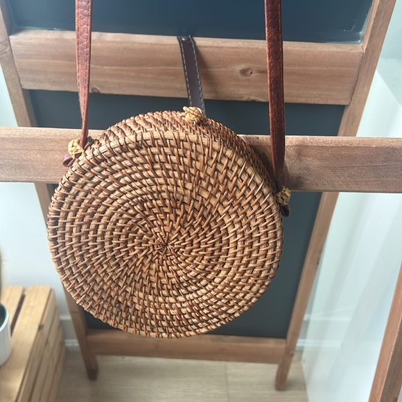 Woven round straw bag - Picture 5 of 8